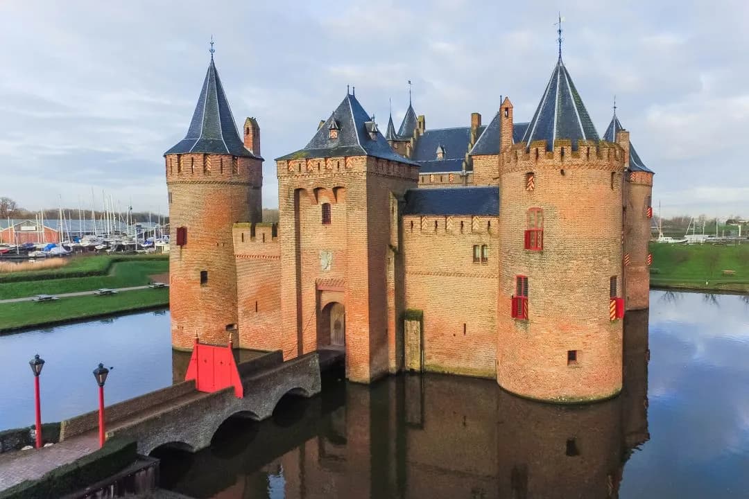 Front view of the muiderslot castle